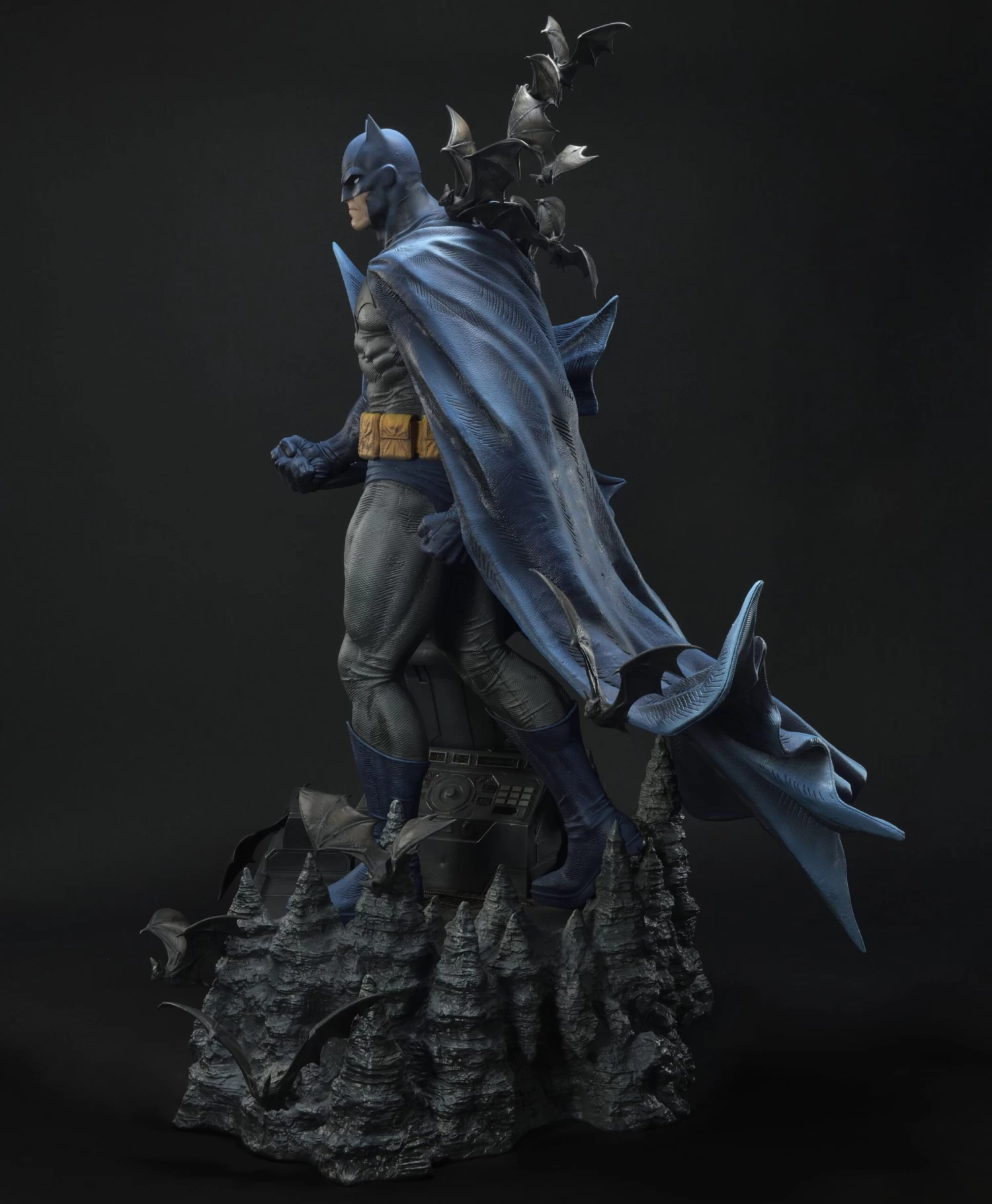 DC Comics: Batman Hush – Batcave Batman Statue 4 DC Comics: Batman Hush – Batcave Batman Statue – Bild 2